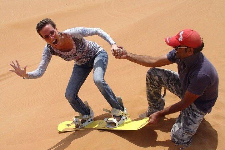 Abu Dhabi Desert Safari Dune Bashing, Came, Dança do Ventre e Churrasco