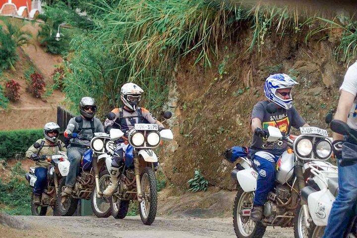 スリランカの文化三角地帯ガイド付きバイクツアーに乗る（4日間）
