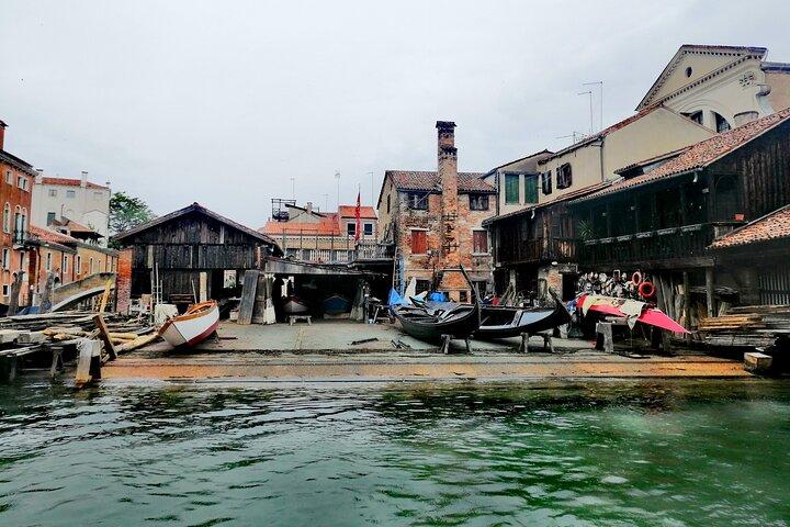 Passeie por estaleiros venezianos e barcos tradicionais de lagoa