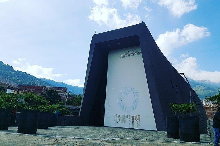Medellin Transformation Tour, Comuna 13, Pablo Escobar und Memory Museum!
