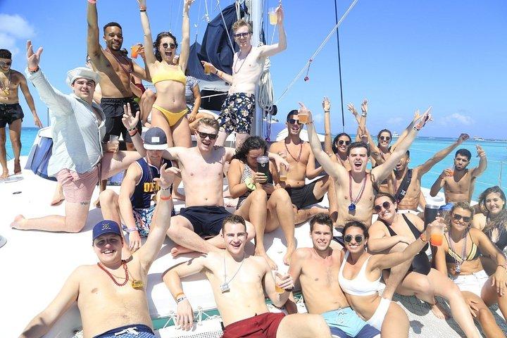 Isla Mujeres + Exclusive Beach Clubへのカタマラン大人のみの経験