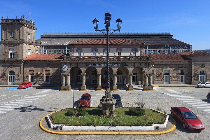 Santiago de Compostela市内中心部からSCQ空港へのプライベートトランスファー