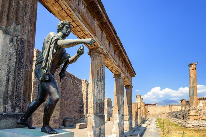 Discovering Pompeii and Herculaneum - VIP Tour with Lunch
