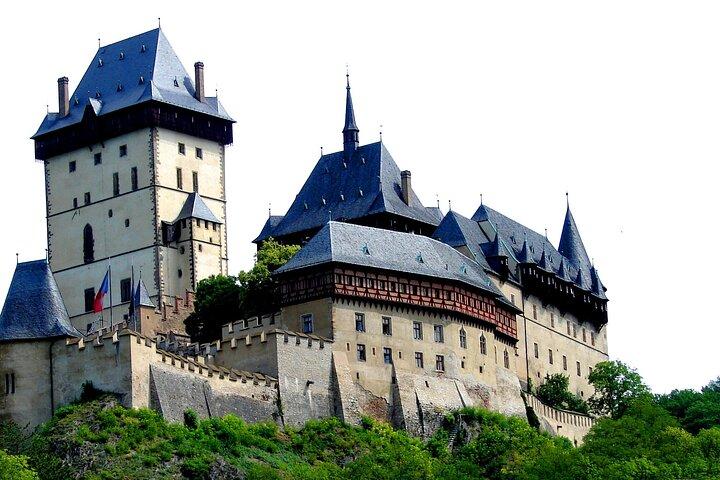 Castelo de Karlstejn em carro conversível antigo
