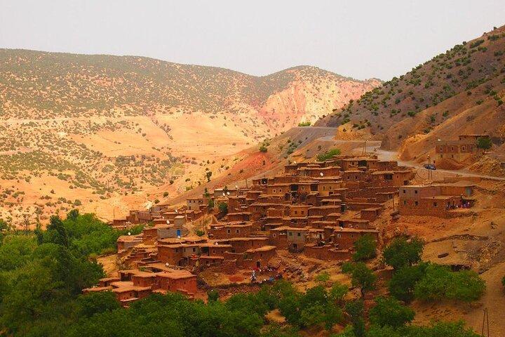 Excursion d'une journée au parc national de toubkal dans la vallée de l'Ourika et promenade à dos de chameau au coucher du soleil