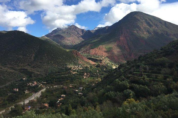 Excursion d'une journée au parc national de toubkal dans la vallée de l'Ourika et promenade à dos de chameau au coucher du soleil
