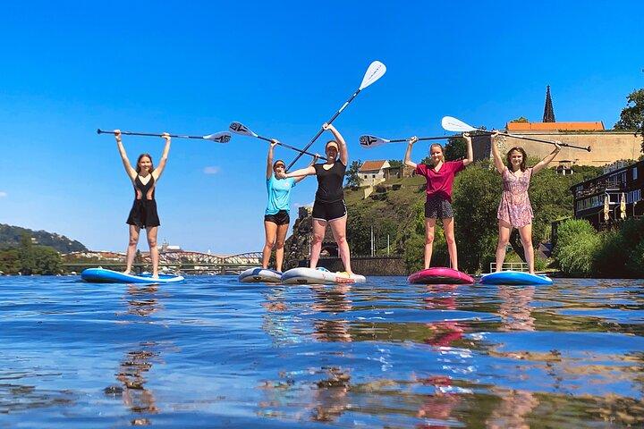 Stand-up paddleboarding på floden Vltava i Prag