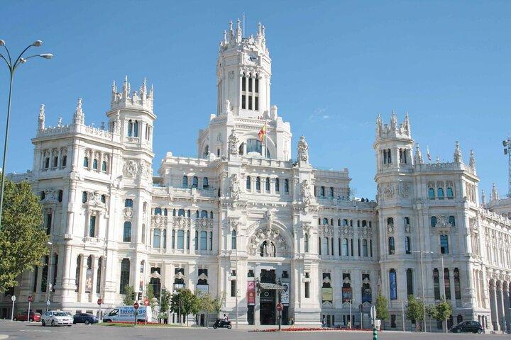Arrival Transfer from Madrid Airport MAD to Madrid in Private Van