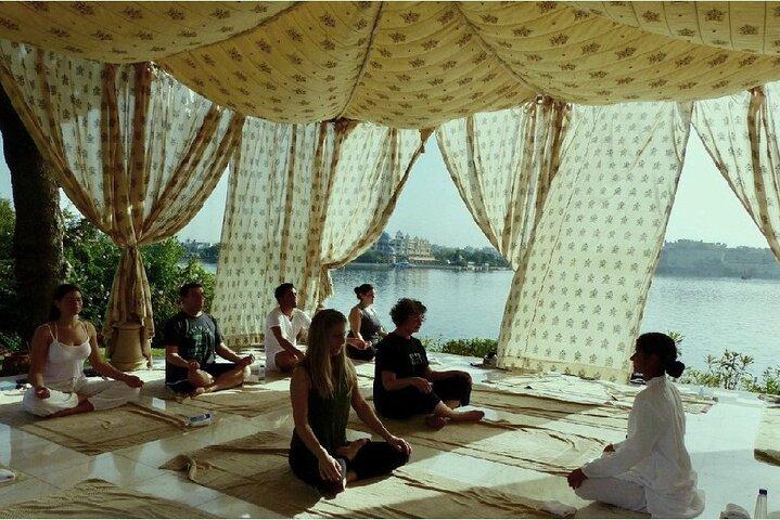 Morgen- oder Abend-Yoga mit Blick auf den Pichola-See, Udaipur
