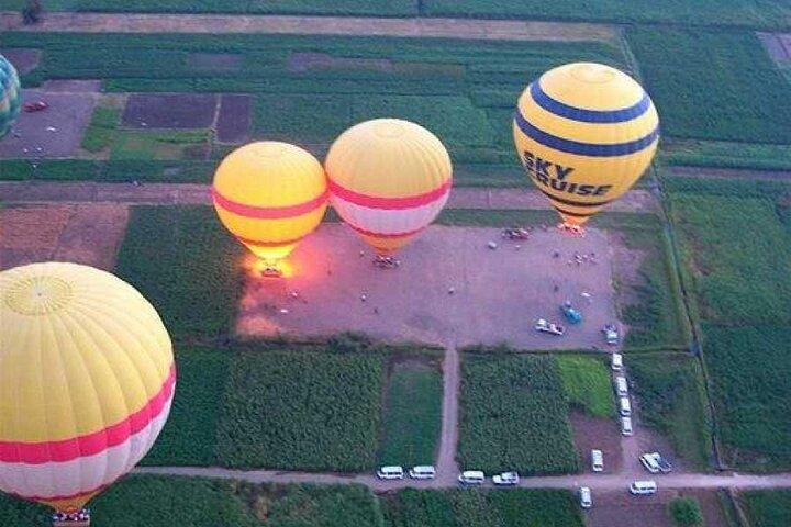 ルクソールの日の出熱気球ライドとプライベートピックアップ