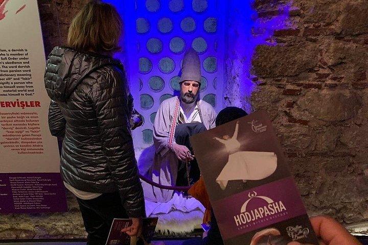 旋回するデルヴィーシュの儀式：スピリチュアルな旅へ