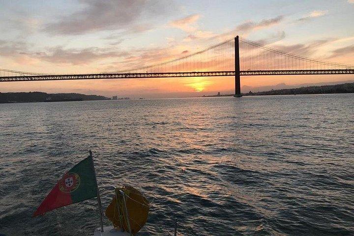 リスボンのセイルボートツアー（ドリンク付き）|朝と夕日