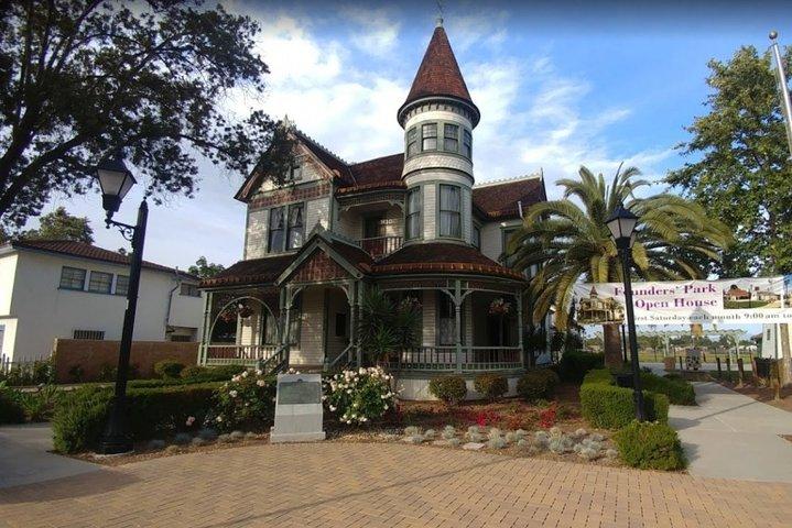 Astounding Scavenger Hunt: Anaheim Grapes to Glory (em inglês)