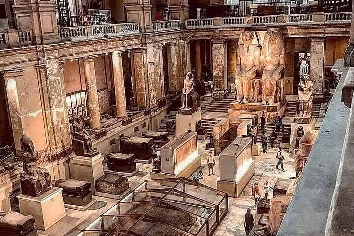 8名の少人数でミニバスでカイロへ日帰り旅行