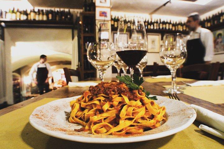 Milan Private Food Tour im Bezirk Brera - Gelato, Focaccia, Gebäck und Wein