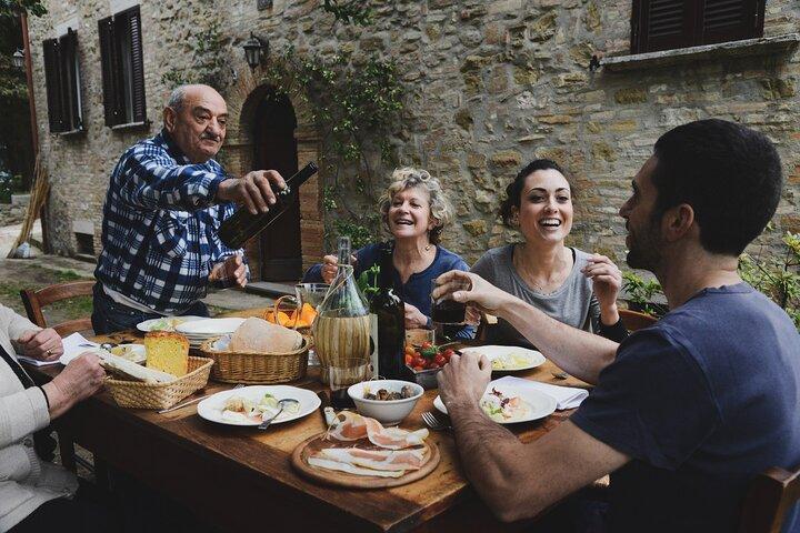 Milan Private Food Tour im Bezirk Brera - Gelato, Focaccia, Gebäck und Wein
