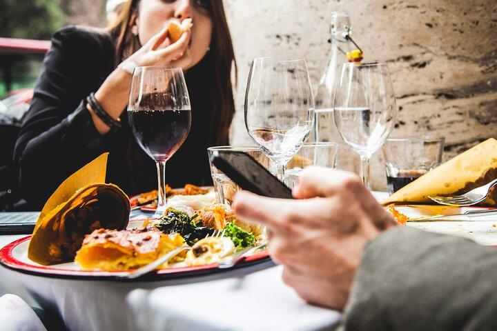 Milan Private Food Tour im Bezirk Brera - Gelato, Focaccia, Gebäck und Wein