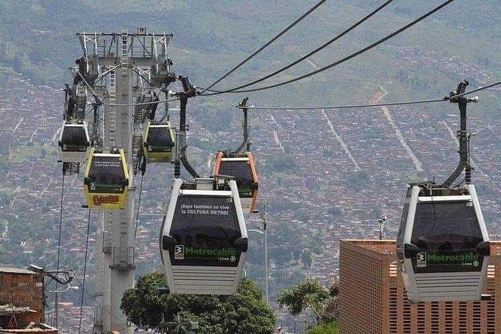 コムナ 13 とメデジンのダウンタウンのプライベート市内ツアー