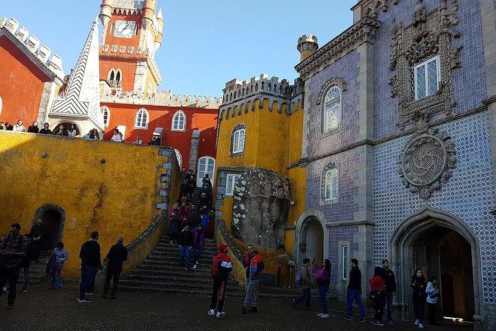 リスボン発シントラ、ペーナ宮殿、ロカ岬、カスカイスの日帰り旅行