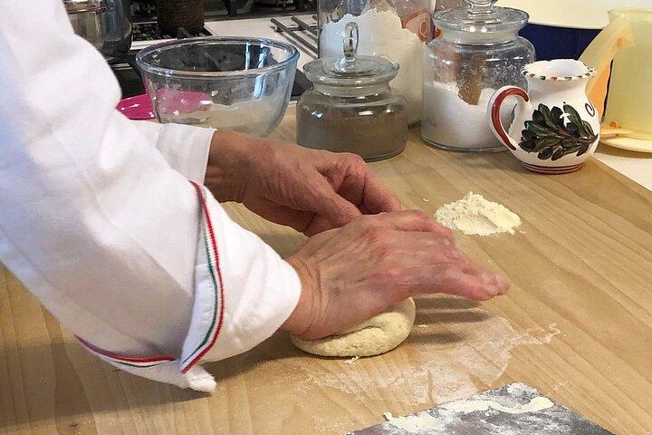 Classe de culinária toscana em Siena com pasta feita à mão, vinho e jantar