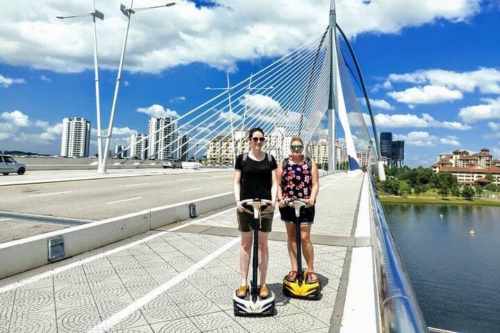 プトラジャヤ、シティ・イン・ザ・ガーデンでのガイド付きエコライド・セグウェイツアー