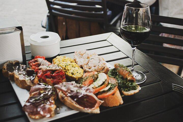 Bar Crawl in Barcelona mit spanischen Weinen, Vermut, kaltem Bier und Tapas