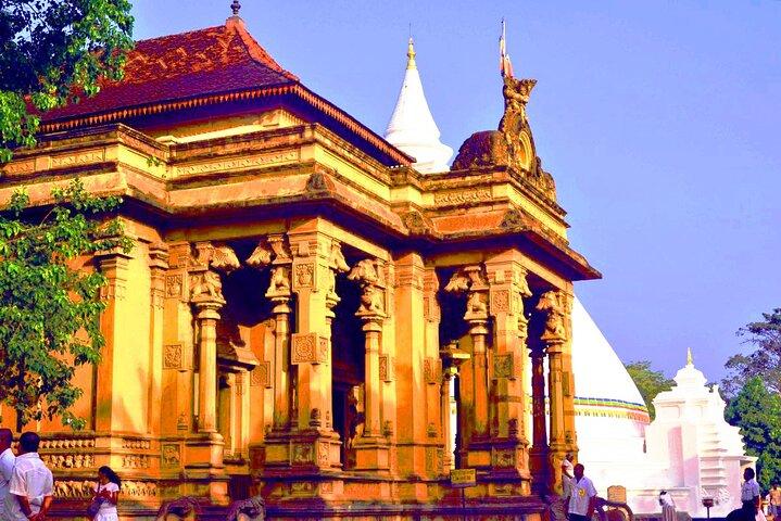 Templo administrado por Tuk Tuk de Colombo