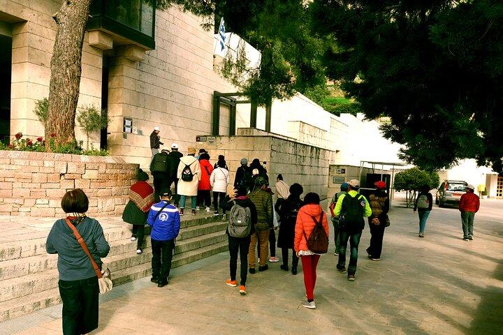 Tour privato di un giorno DELPHI PIÙ escursionismo, ciclismo o degustazione di olive