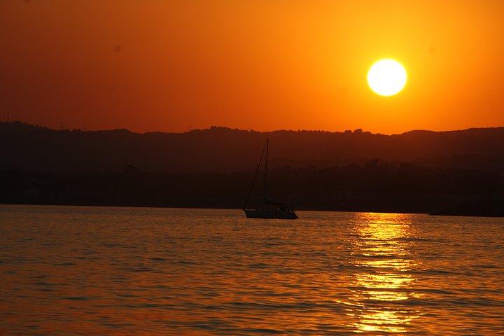 Private Segelbootfahrt bei Sonnenuntergang von Sitges