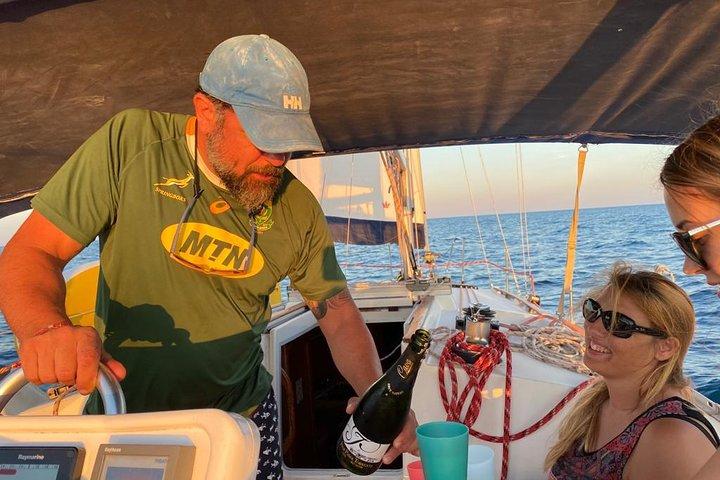 Private Segelbootfahrt bei Sonnenuntergang von Sitges