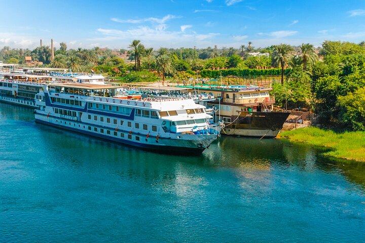 Nile Cruise Luxor till Aswan 4 nätter 5 dagar från Hurghada med privat sightseeing