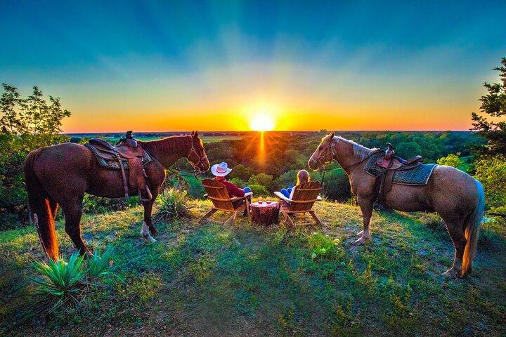 美しい景色を眺めながらの夕暮れの乗馬