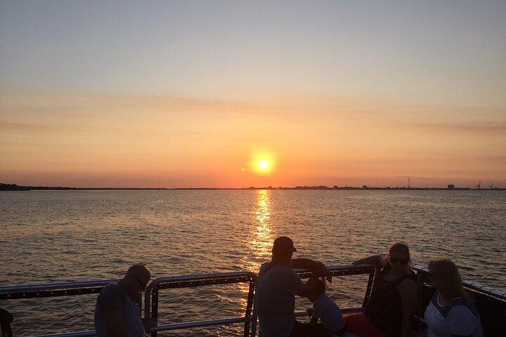Crucero al atardecer en el puerto de Charleston