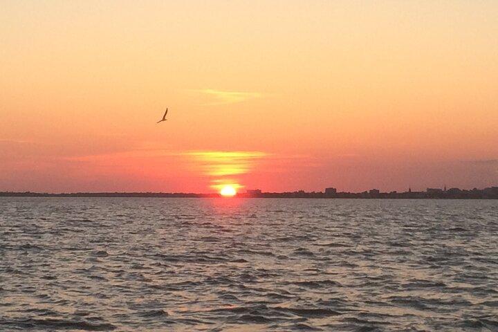 Crucero al atardecer en el puerto de Charleston