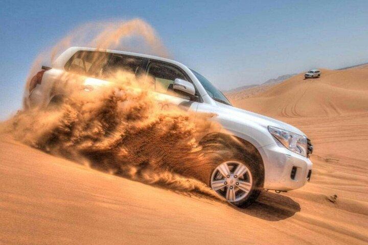 Safari nel deserto di Dubai con giro in cammello, sandboarding, cena barbecue e 3 spettacoli dal vivo
