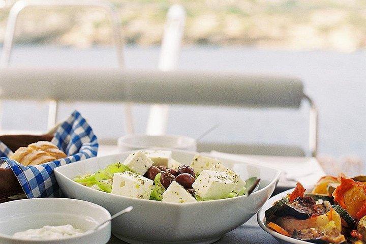 ピックアップと伝統料理を含む豪華カタマランクルーズ