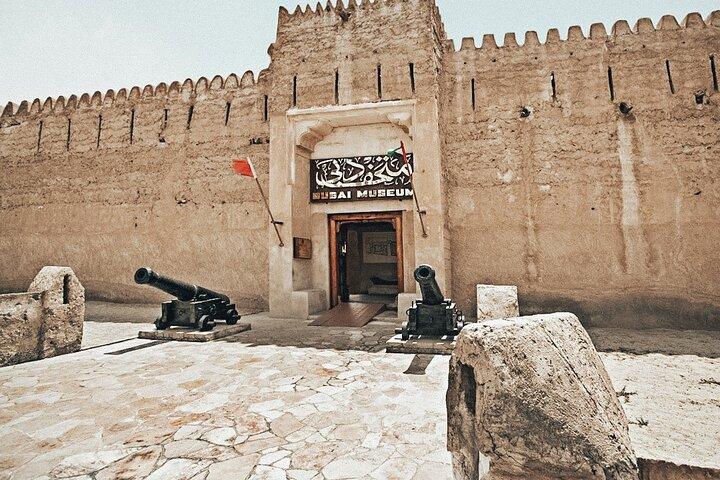 Excursão privada de Dubai a Sharjah com todos os locais imperdíveis, souqs e mesquitas