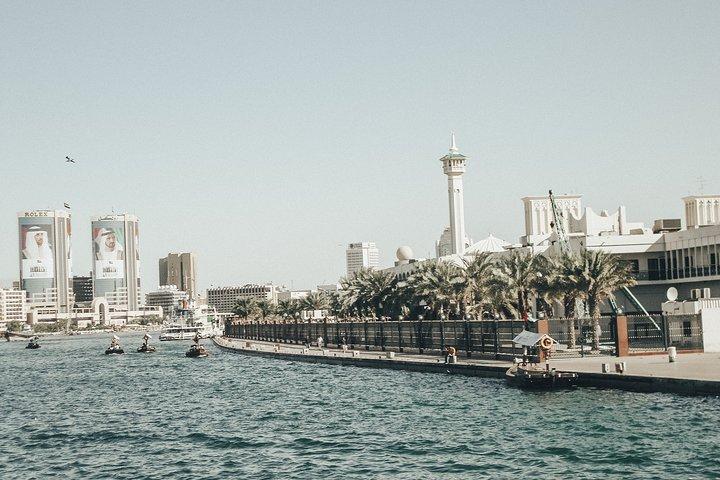 Excursão privada de Dubai a Sharjah com todos os locais imperdíveis, souqs e mesquitas