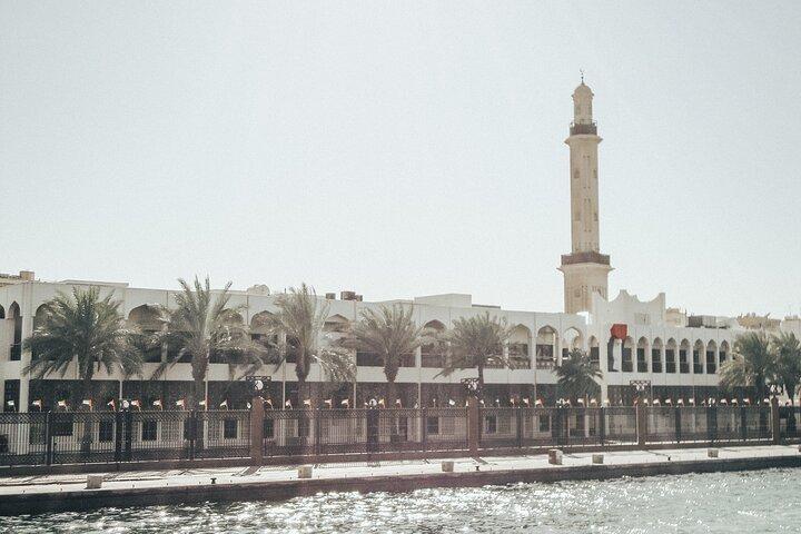 Excursão privada de Dubai a Sharjah com todos os locais imperdíveis, souqs e mesquitas