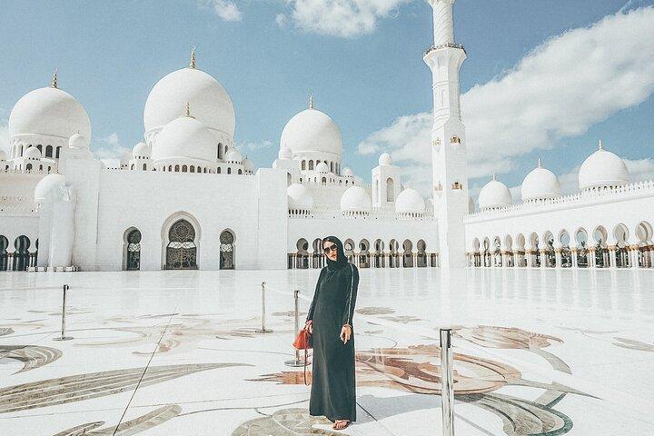 Gita di un'intera giornata da Dubai ad Abu Dhabi con musei, moschee e centri commerciali