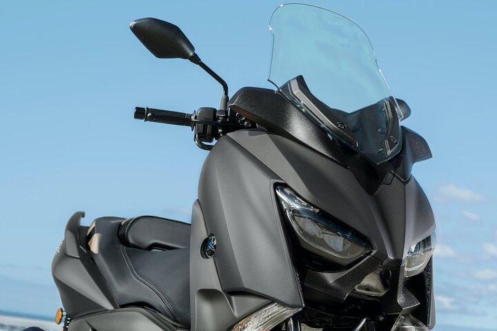 ヤマハ XMax 250 でプライベート プレミアム スクーター チャーターを体験