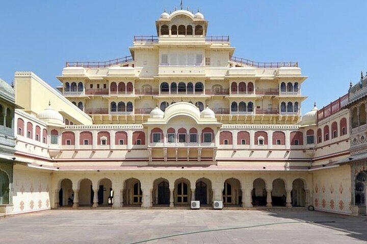 Private Nachttour durch das ikonische Jaipur und Abendessen mit der Familie Rajput