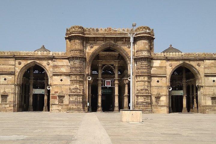 Guided Walk through Old Town Ahmedabad of Unique Pols including Private Transfer