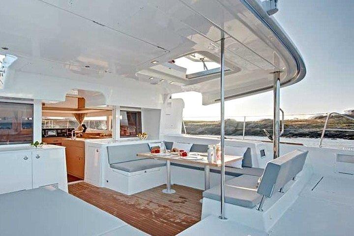 Halbprivate Santorini Kreuzfahrt mit Katamaran BBQ & Open Bar