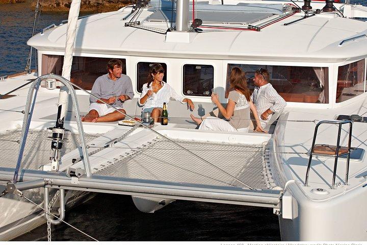 Cruzeiro semi-privado em Santorini com catamarã e bar aberto