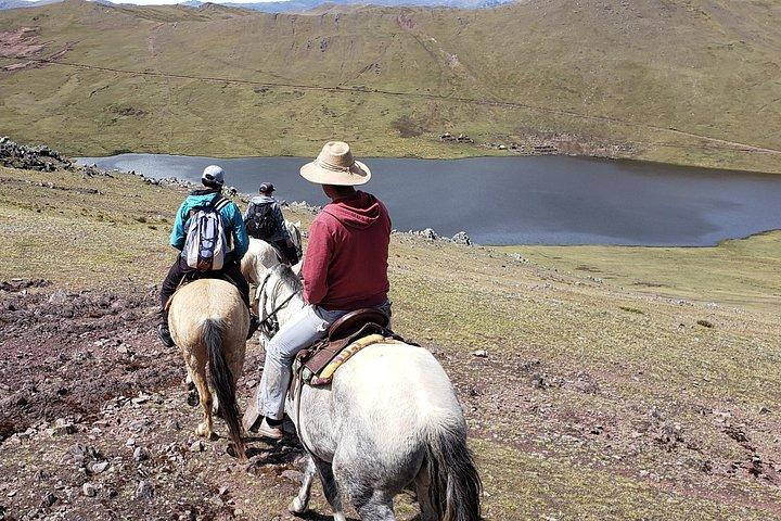 クスコからのラグーンの視点への終日乗馬