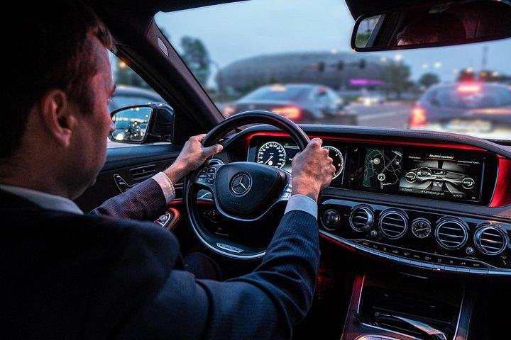 豪華なVIPリムジンによるクラクフから空港への送迎