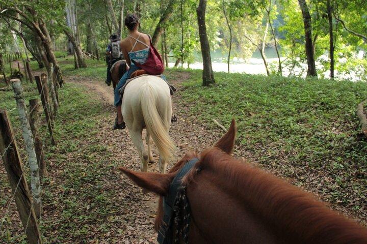 Giro a cavallo alle rovine Maya di Xunantunich