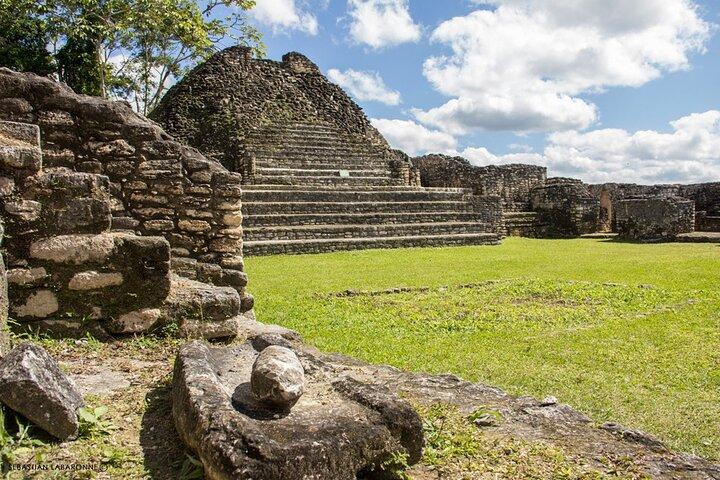 リオ、プール、リオフリーオ洞窟、ピクニックランチを含むカラコルマヤ遺跡ツアー