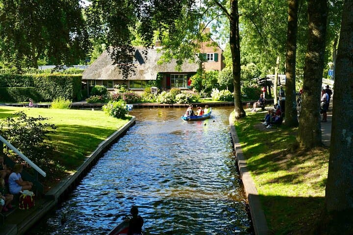Small-Group Tour to Windmills & Giethoorn with boat tour